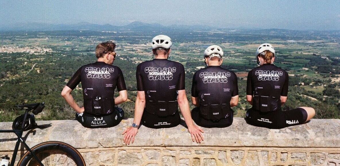 Mitglieder des Sattelclubs blicken nach einer Rennradtour in die Landschaft